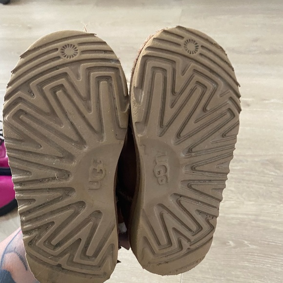 Toddler Bailey Bow UGGS - Picture 4 of 5